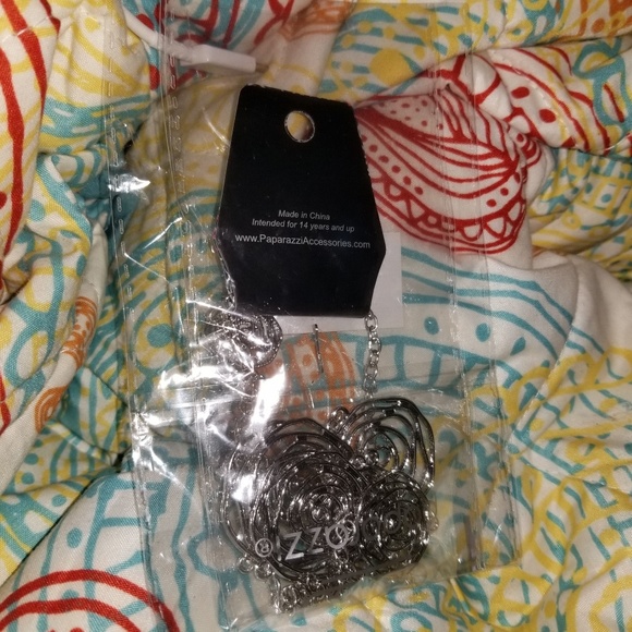 Silvertone Rosette Necklace Earring Bracelet Set - Picture 5 of 6